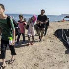 Una familia de Alepo tras desembarcar en la isla griega de Lesbos.