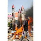 Activistas surcoreanos queman cohetes de cartón.