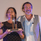 Ginés García Millán entregó el premio a Eulalia Ramón. DL