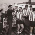 El cronista Victorino Rivera Merayo toma notas. Entre el grupo de jugadores, el portero Nino Cubelos
