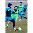 José León, de frente, trata de hacerse con el balón durante un entrenamiento. F. OTERO PERANDONES