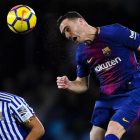 Vermaelen despeja un balón de cabeza ante Xavi Prieto, en el partido de Liga ante la Real Sociedad jugado en Anoeta el pasado domingo