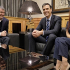 Pedro Sánchez con el presidente y la vicepresidenta de Canarias.