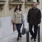 Raquel Gago y Fermín Guerrero, a la puerta de la Audiencia uno de los días del juicio. RAMIRO
