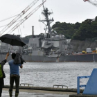 Periodistas japoneses graban los daños en el 'USS Fitzgerald' tras la colisión, en la base naval de Yokosuka, al sur de Tokio, el 18 de junio.