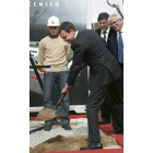 Zapatero coloca la primera piedra de un edificio de Seat.