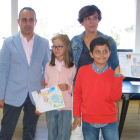 Los niños premiados con Cristina López y Jesús Rodríguez.