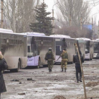Autocares, con refugiados, en la región de Donetsk.