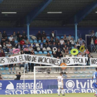 La afición de la SD Ponferradina se expresó con una elocuente pancarta en El Toralín contra una plantilla que no dio la talla. ANA F. BARREDO