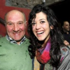 La cantante Lucía Pérez posa junto a su padre en el municipio lucense de O Incio.