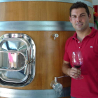 Diego Magaña, junto a una de las tinas de fermentación en la bodega en la que desarrolla su actividad en Valtuille. B. FERNÁNDEZ