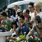 Un grupo de japoneses reza en el cenotafio para las víctimas de la bomba atómica en el Parque Monumento de Paz en Hiroshima.