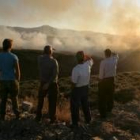 Cuatro vecinos miran cerca de Espinoso el desarrollo del incendio