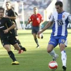 Marc Torrejón pelea un balón con el centrocampista del Deportivo Verdú