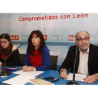 Estela Melcón, Ana Ferreras y José Miguel Sánchez Estévez, ayer, en la sede del PSOE.