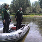 Dos de los agentes especiales que participaron ayer en la búsqueda del desaparecido en el Esla. DL