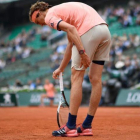 Alexander Zverev, se toca su pierna izquierda, ayer durante el partido ante Thiem.