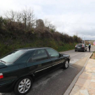 Automóviles de turistas ayer, en la entrada de la población de Las Médulas.