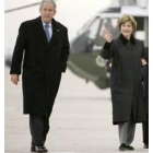 Bush junto a su esposa tras descender del helicóptero presidencial