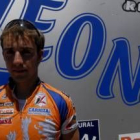 Adrián Mateos posa frente al autobús del Diputación de León