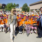 Isabel Carrasco y Marcos Martínez, junto a parte de los escolares que se reunieron ayer.