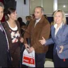 Amparo Valcarce (dcha.) ofreció un mitin en Vega de Espinareda