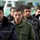 Oficiales de policía palestinos hacen cola para votar en Gaza