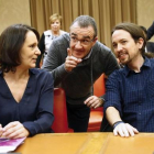 El lider de Podemos, Pablo Iglesias, junto a la reponsable de Analisis del partido, Carolina Bescansa, y el diputado de la formación por Baleares,  Juan Pedro Yllanes (en el centro), durante la sesión constitutiva de la Comisión Constitucional en el Congr