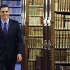 El presidente del Gobierno, Pedro Sánchez, durante la visita de ayer a la sede de la RAE. JAVIER LIZÓN