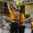 El lateral argentino Fede Vieyra, máximo goleador del equipo leonés junto con Leo Santos, supera la defensa del Benidorm para marcar uno de sus tantos