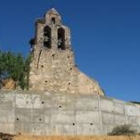 El muro de hormigón se levanta en el cerro donde se erige la iglesia de Quintanilla de Flórez