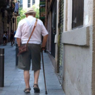 Imagen de archivo de un pensionista caminando por una calle de Barcelona.
