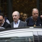 Rodrigo Rato sale de su domicilio el día que fue detenido. LUCA PIERGIOVANNI