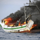 Fotografía facilitada por Salvamento Marítimo del barco pesquero Pastor Carrillo en llamas del que han sido rescatados tres miembros de su tripulación tras registrarse el incendio cuando navegaba a 5 millas al sur de Almería.