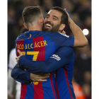 Paco Alcácer, izquierda, y el turco Arda Turan, celebran el quinto gol del equipo blaugrana. MARTA PÉREZ