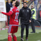 Abel Mourelo se encarga de dirigir al equipo a pie de campo por la sanción a De la Barrera. JESÚS F. SALVADORES