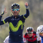Alejandro Valverde celebra la quinta victoria en el muro de Huy lanzando una flecha imaginaria.