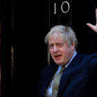 Boris Johnson saluda desde el número 10 de Downing Street.