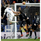 Sergio Ramos, con su enésimo gol de cabeza, firmó el triunfo del Madrid frente al Deportivo. MARTÍN
