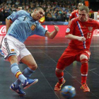 El ala de la selección española Sergio Lozano dispara ante el ala ruso Alexander Fukin, durante la primera semifinal del Campeonato de Europa de fútbol sala del Bélgica.