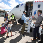 Martínez Majo y el director del aeropuerto, Ángel Rubal, despiden a los pasajeros del vuelo a Menorca, junto con otras autoridades. RAMIRO