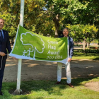 El alcalde y el concejal de Desarrollo Urbano izaron esta semana la Bandera Verde del parque de La Granja. DL