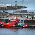 Llegada al puerto de Vigo de una de las embarcaciones de Salvamento Marítimo con los cuerpos rescatados.