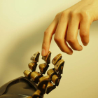 Mano robótica cubierta por una especie de «piel» artificial. EFE