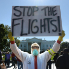 Un manifestante protesta ante la Casa Blanca y pide que ceden los vuelos.
