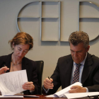 Lucía Caballo y Javier Cepedano firman el convenio.