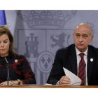 Soraya Sáenz de Santamaría y Jorge Fernández Díaz, durante la rueda de prensa posterior al Consejo de Ministros.
