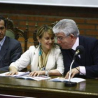 La consejera muestra complicidad con el réctor de la Universidad en la presentación oficial.