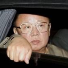 Kim Jong-il, que ayer celebró por todo lo alto su cumpleaños, mira por la ventanilla de una limusina