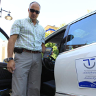 Raúl Rodríguez luce en su taxi el distintivo de compromiso de calidad turística.